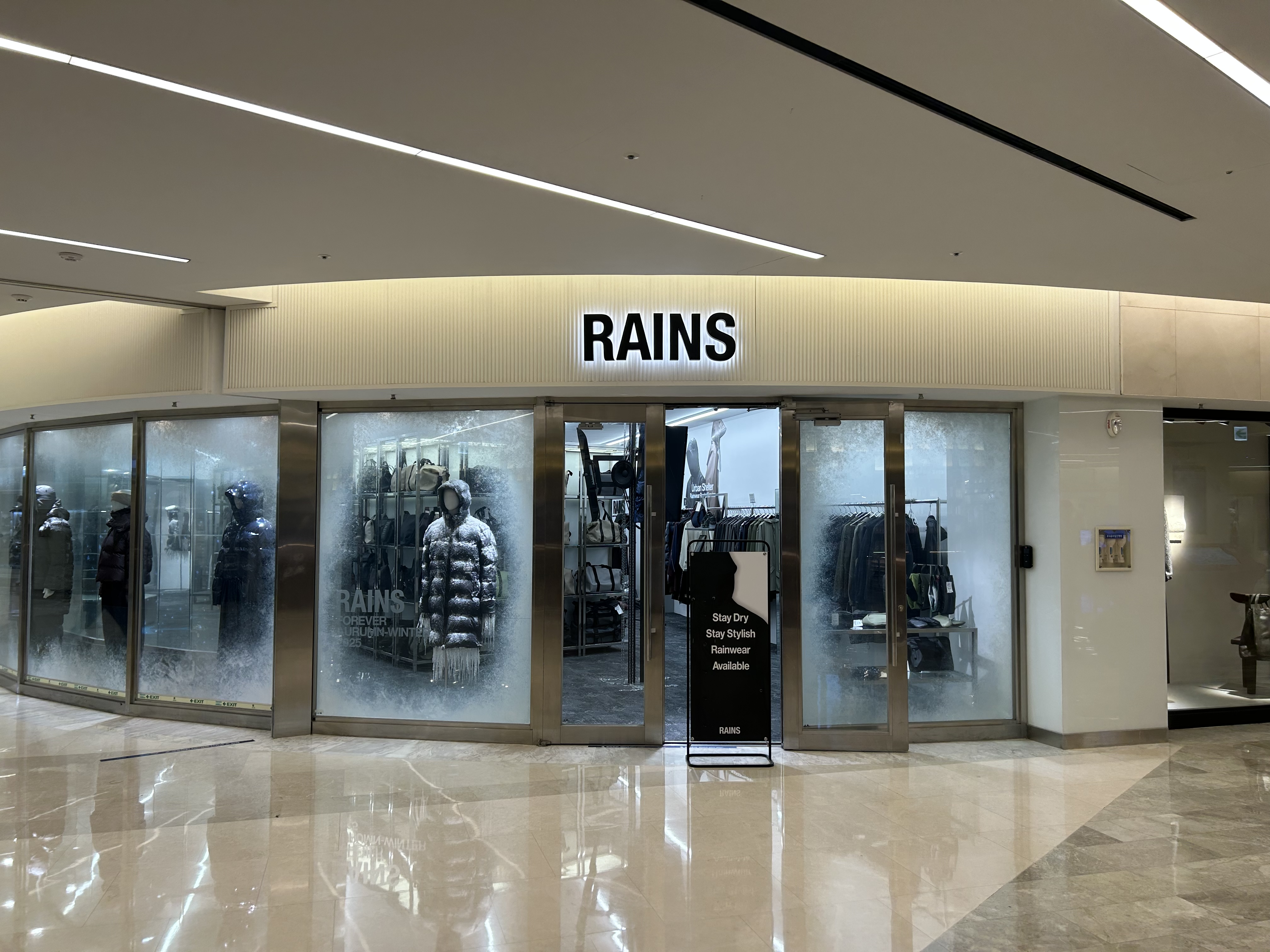 레인스 코엑스점 미디어 사이니지
